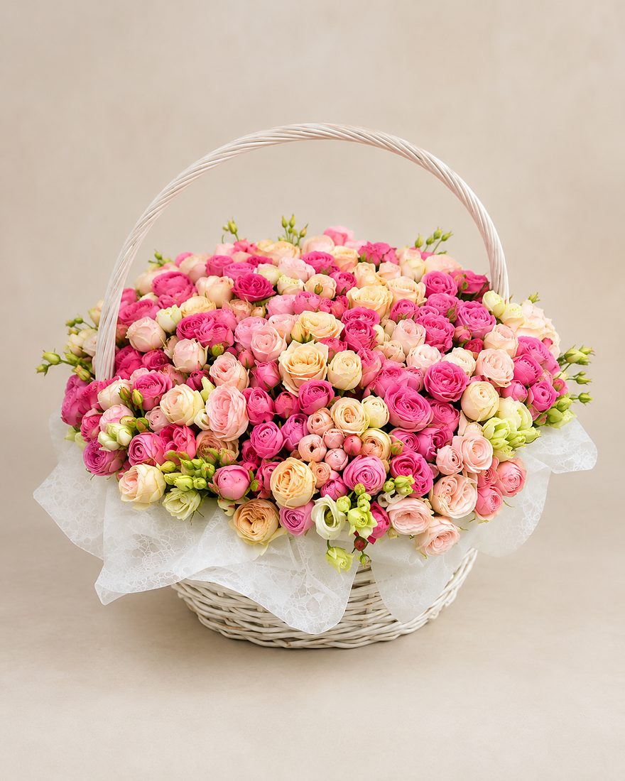 Canasta de rosas pastel